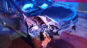 Conductor derrapa y derriba poste en la vía Villahermosa-La Isla