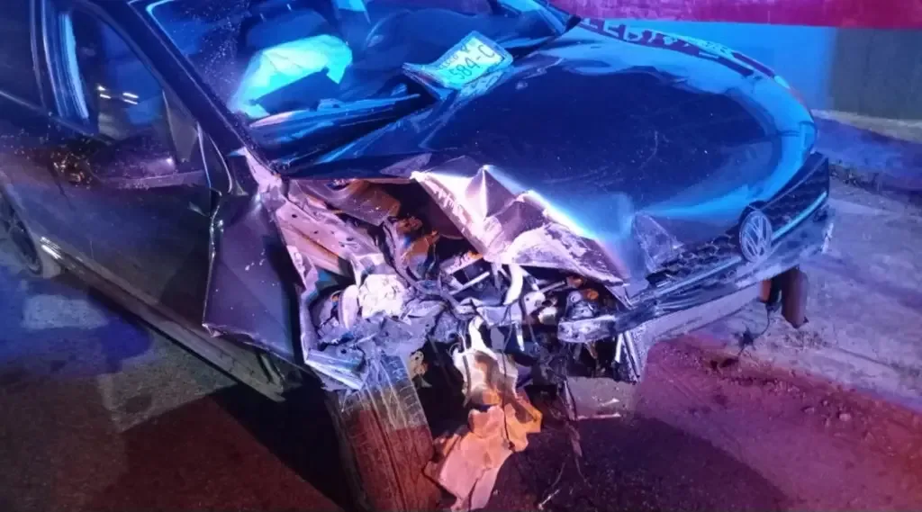 Conductor derrapa y derriba poste en la vía Villahermosa-La Isla