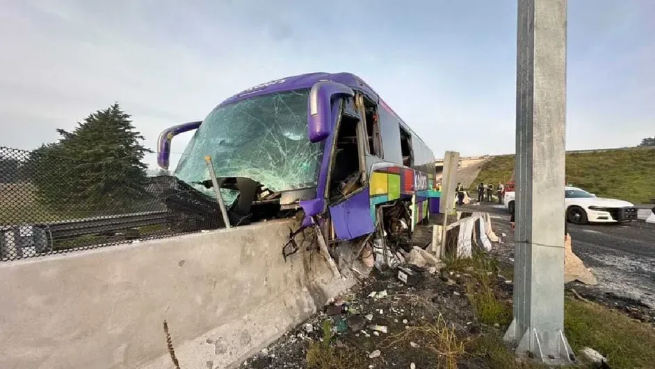 Autobús de pasajeros choca contra muro en el Arco Norte; hay 28 lesionados