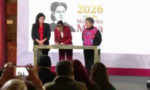 Sheinbaum firma decreto para limitar la reserva discrecional de información gubernamental