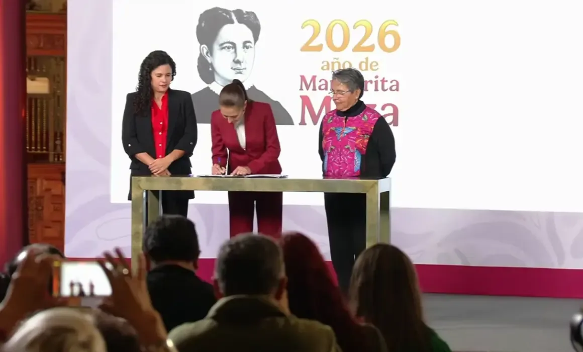 Sheinbaum firma decreto para limitar la reserva discrecional de información gubernamental