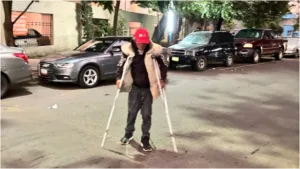 Captan en video a hombre presuntamente robando autopartes en calles de México