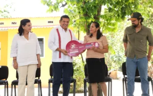 Javier May entrega Viviendas del Bienestar a 65 familias de Centro