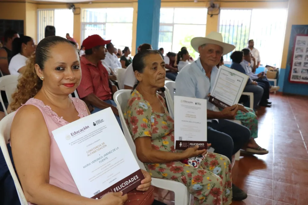 46 jóvenes y adultos concluyen su educación con el IEAT en Cunduacán
