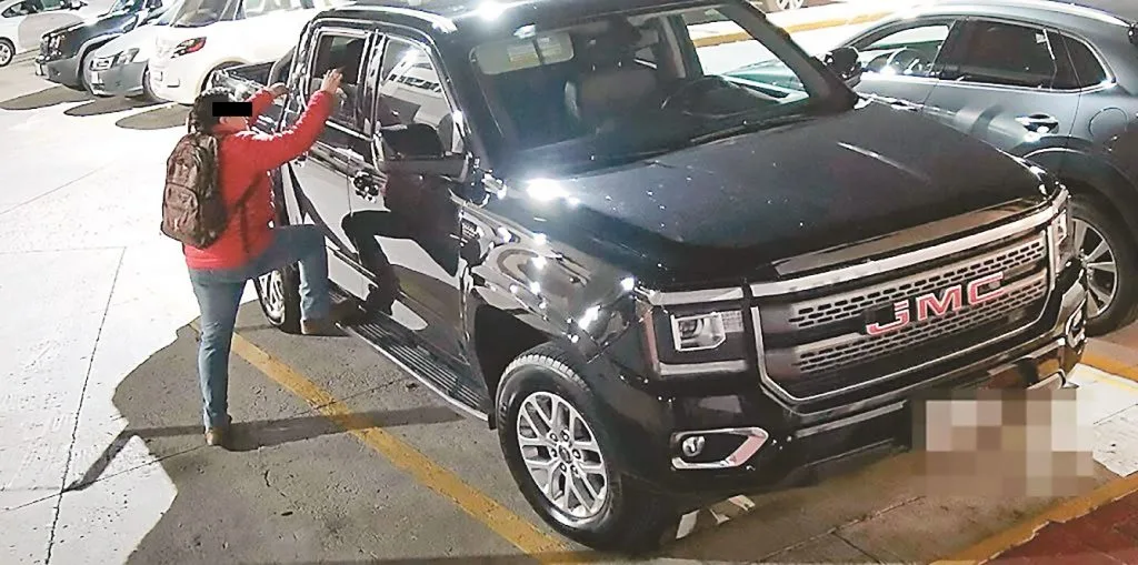 Sujeto rompe cristal de un comercio y escapa tras presunto robo en Tabasco 2000