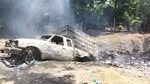 Incendio consume camioneta que transportaba materiales de construcción en Cunduacán