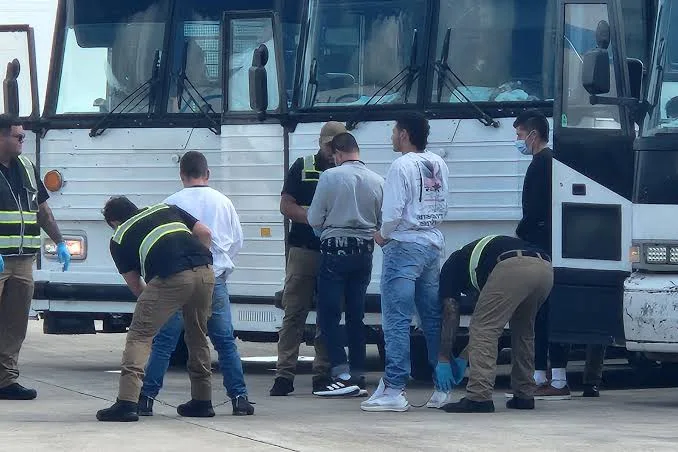 Estados Unidos busca localizar a migrantes deportados para cobrarles multas