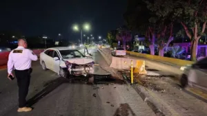 Conductor destroza su automóvil tras impactarse contra muro de contención en Torreón
