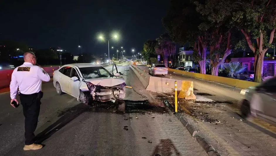 Conductor destroza su automóvil tras impactarse contra muro de contención en Torreón