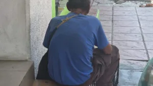 Adulto mayor con discapacidad vive en situación de indigencia afuera del mercado Pino Suárez