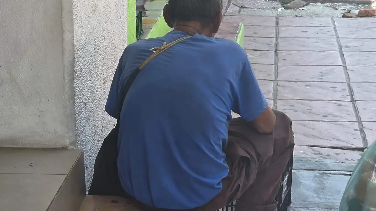 Adulto mayor con discapacidad vive en situación de indigencia afuera del mercado Pino Suárez