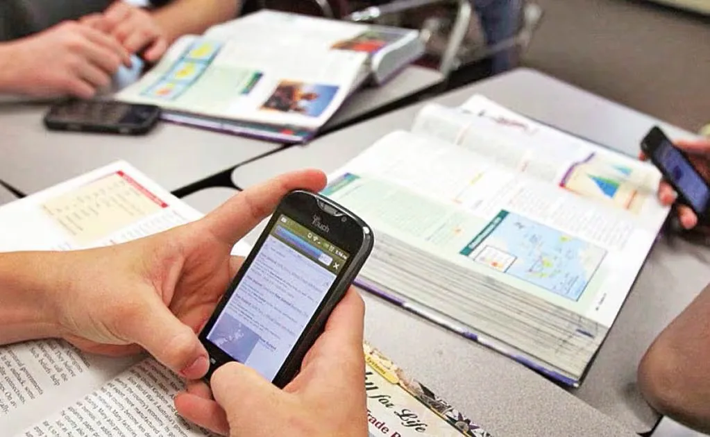 Tabasco analiza restringir el uso de celulares a maestros dentro de las escuelas