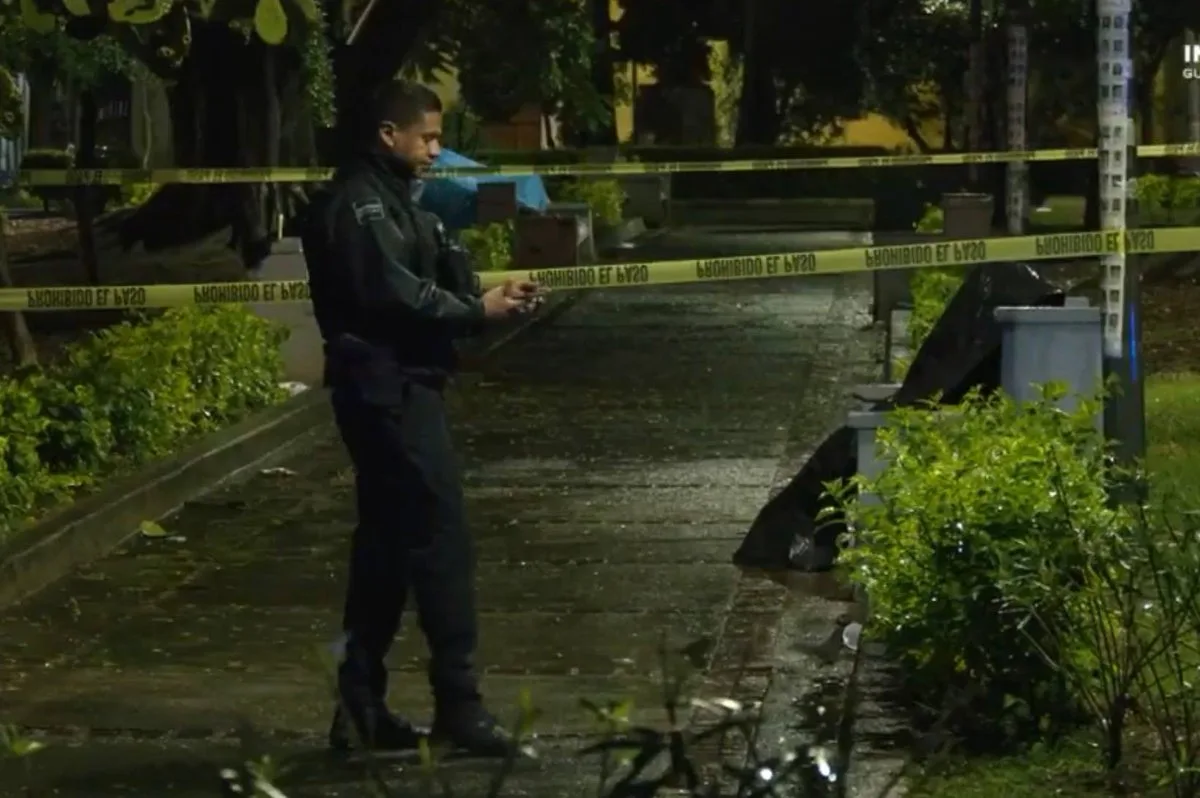 Muere hombre sentado en una banca de un parque en Guadalajara