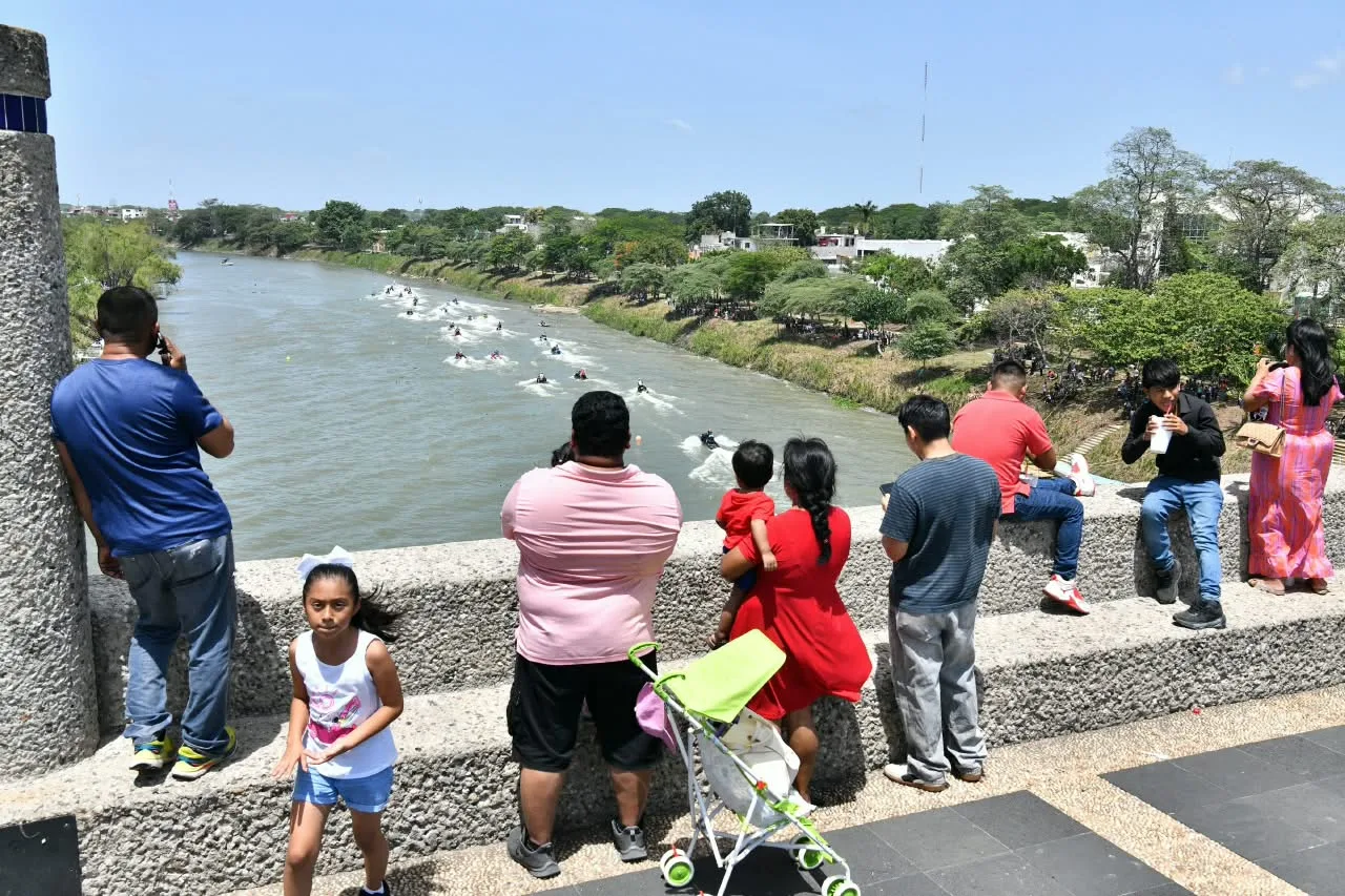 Familias vuelven a las riberas del Grijalva para disfrutar la Gran Carrera Motonáutica