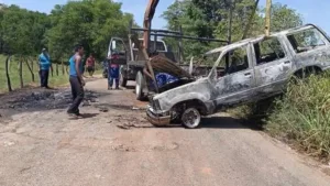 Incendio consume camioneta en la carretera Ciudad Pemex-Macuspana