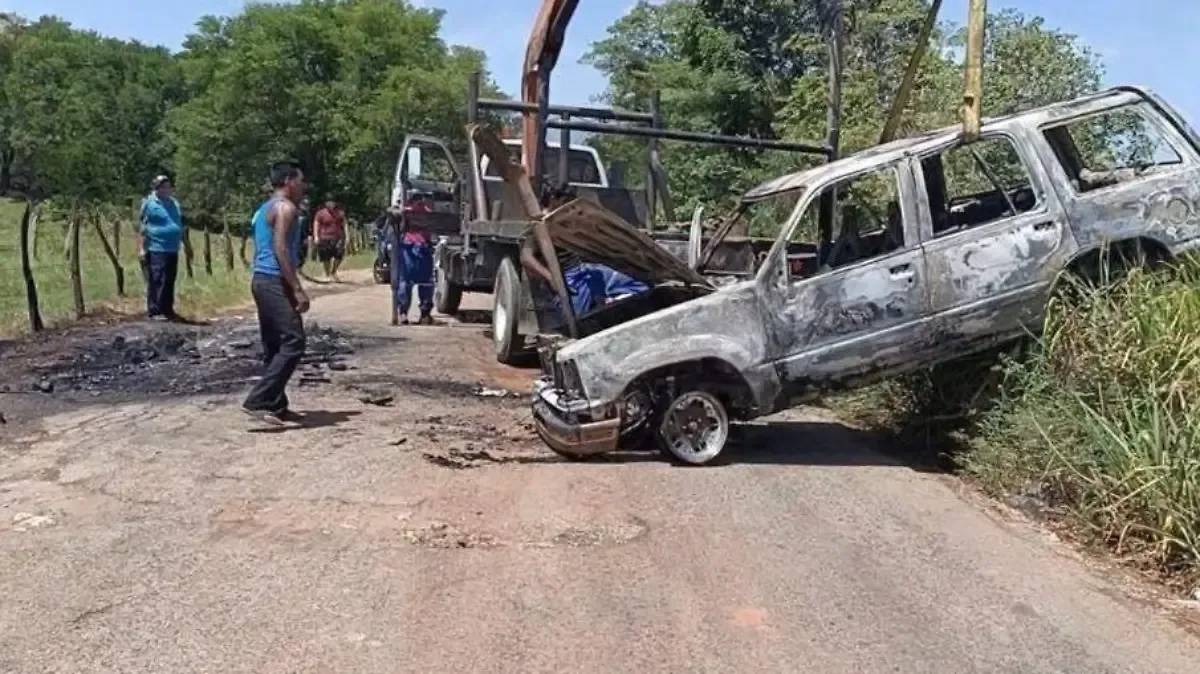 Incendio consume camioneta en la carretera Ciudad Pemex-Macuspana