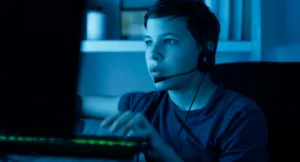 Videojuegos educativos muestran potencial para reducir la depresión en adolescentes