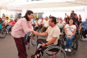 Entrega Yolanda Osuna sillas de ruedas personalizadas para fortalecer la autonomía de personas con discapacidad