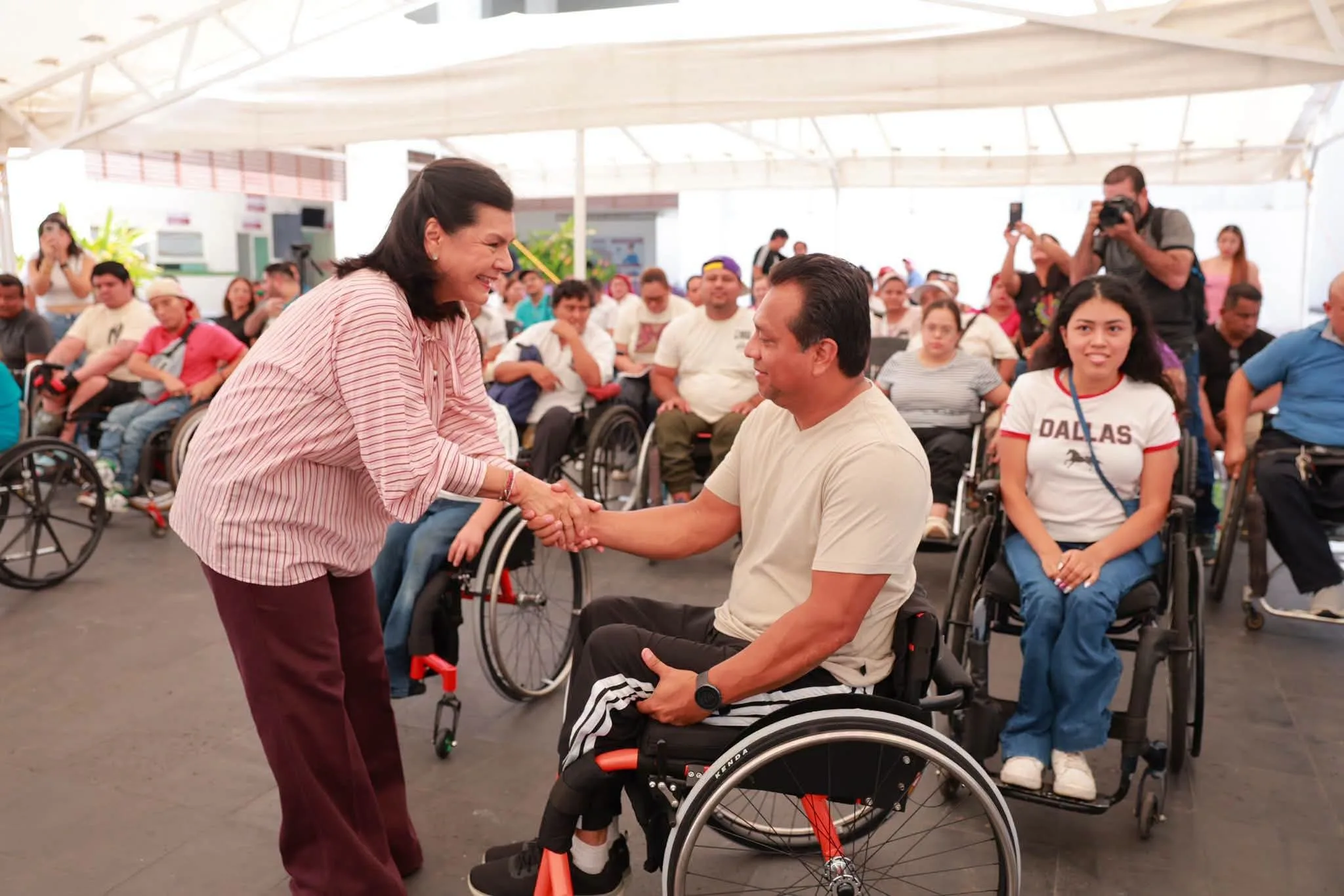 Entrega Yolanda Osuna sillas de ruedas personalizadas para fortalecer la autonomía de personas con discapacidad