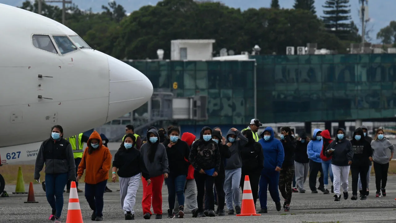 EU deporta en secreto a migrantes mexicanos hacia Guatemala y Honduras