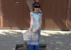 Vecinos detienen y amarran a un árbol a presunto ladrón de bicicleta en Benito Juárez
