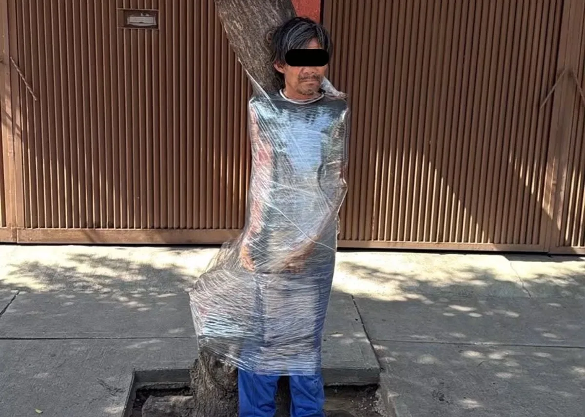 Vecinos detienen y amarran a un árbol a presunto ladrón de bicicleta en Benito Juárez
