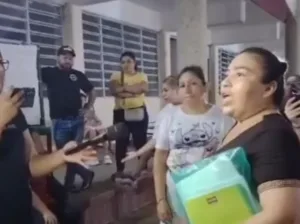 Padres de familia retienen a tesorera de secundaria en Gaviotas Norte por presunto adeudo de cuotas