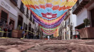 Centro renta adornos patrios para reducir costos durante septiembre