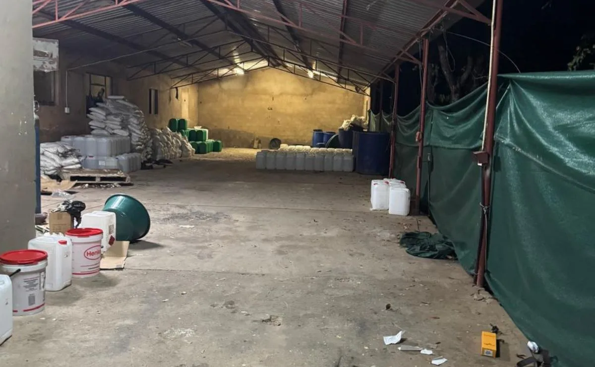 Detienen a dos mexicanos en narcolaboratorio de metanfetamina en Sudáfrica