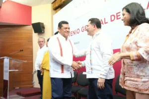Servidores públicos deben estar preparados y sensibles a las necesidades de la población: Javier May