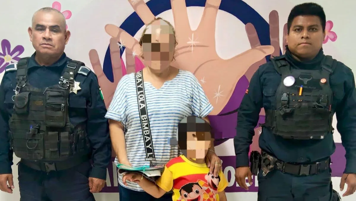Policías de Guadalupe resguardan a niño de 2 años que caminaba solo en la calle