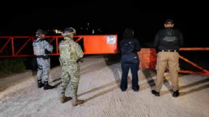 Aseguran hidrocarburo, armas, una avioneta y 61 vehículos en rancho de Campeche