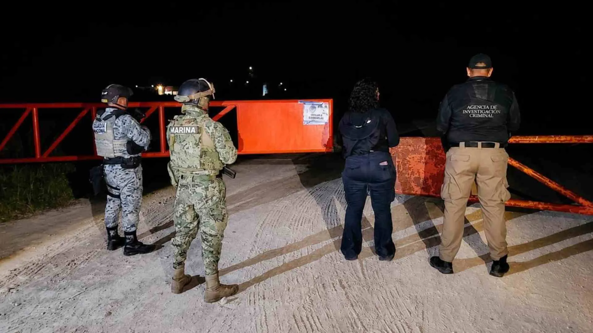 Aseguran hidrocarburo, armas, una avioneta y 61 vehículos en rancho de Campeche