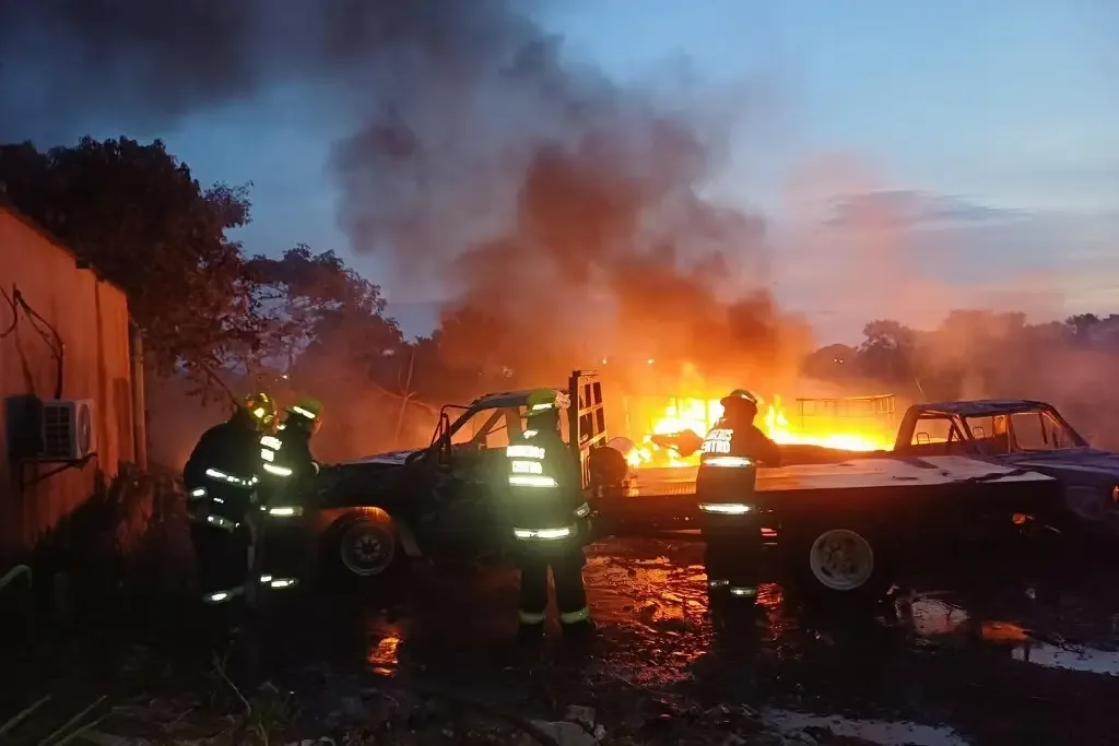 Controlan incendio de dos vehículos en la ranchería Lázaro Cárdenas, cerca de Villahermosa