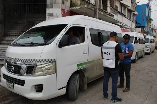 Choque entre camión y transporte de pasajeros provoca fuerte congestionamiento en Villahermosa