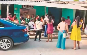 Padres de familia cierran preparatoria en Huimanguillo y dejan sin clases a 40 alumnos
