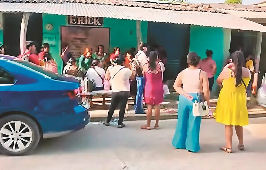 Padres de familia cierran preparatoria en Huimanguillo y dejan sin clases a 40 alumnos