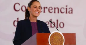 Sheinbaum defiende etiquetado y pide a refresqueras mejorar sus productos