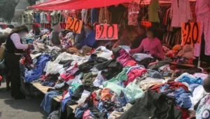 Uniformes escolares desde 30 pesos se convierten en opción para familias que buscan ahorrar