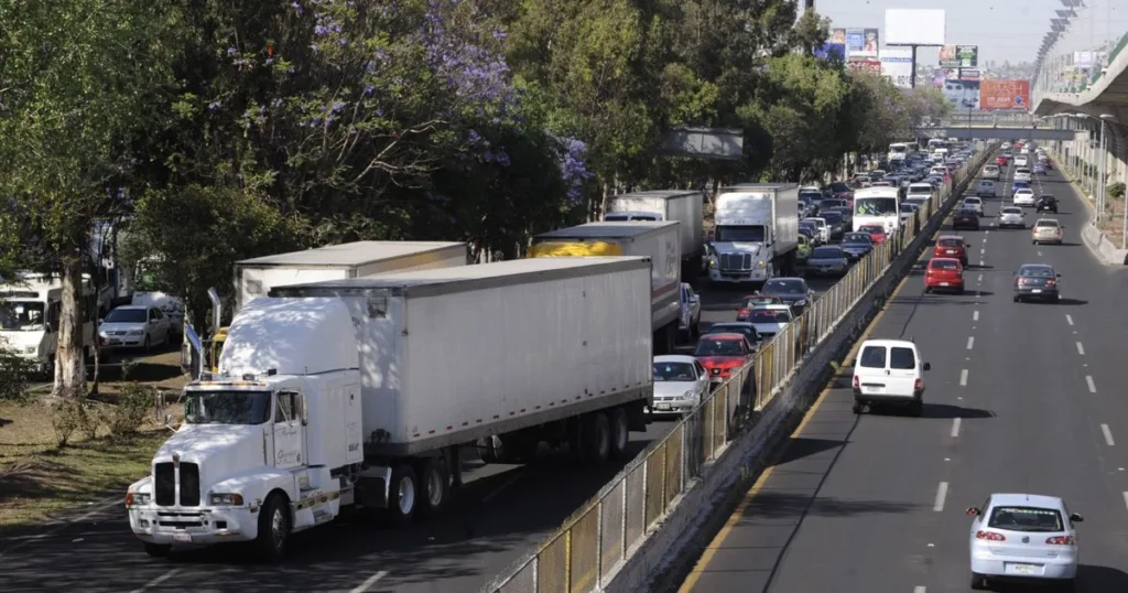 Falta de señalización puede costar hasta 123 mil pesos a transportistas en Villahermosa