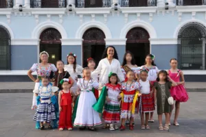 Pequeñas aspirantes a Niña Independencia DIF Tabasco conocen el Palacio de Gobierno