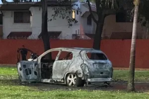Vehículo se incendia tras accidente en Paseo Usumacinta