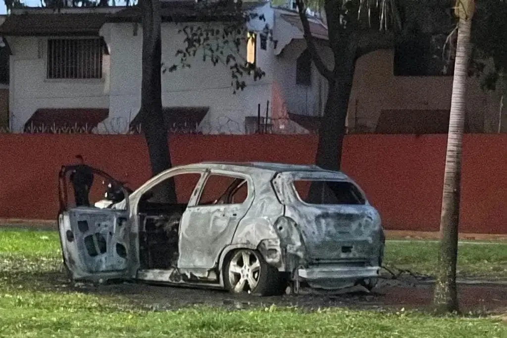 Vehículo se incendia tras accidente en Paseo Usumacinta