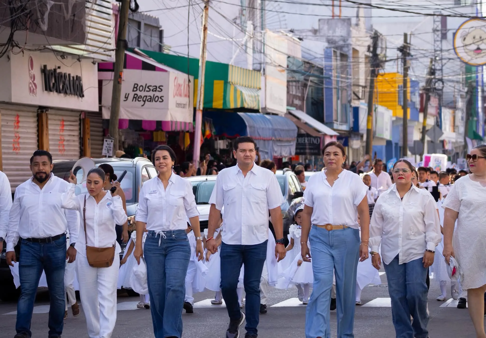 Encabezan Ovidio Peralta y Laura Rodríguez Marcha Conmemorativa por la Niñez en Comalcalco