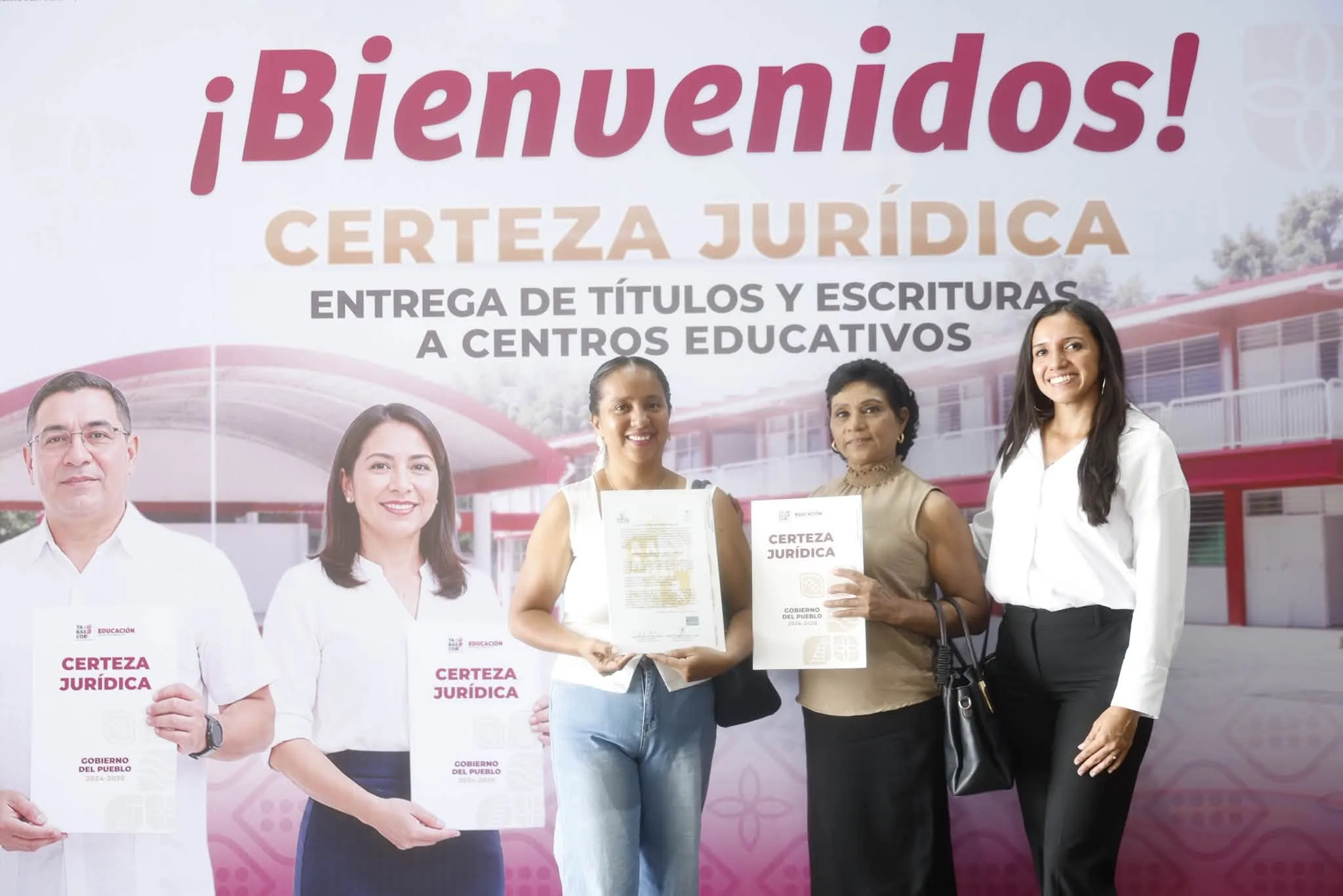 Acompaña Gobierno de Comalcalco a Javier May en Entrega de Títulos a Planteles Educativos