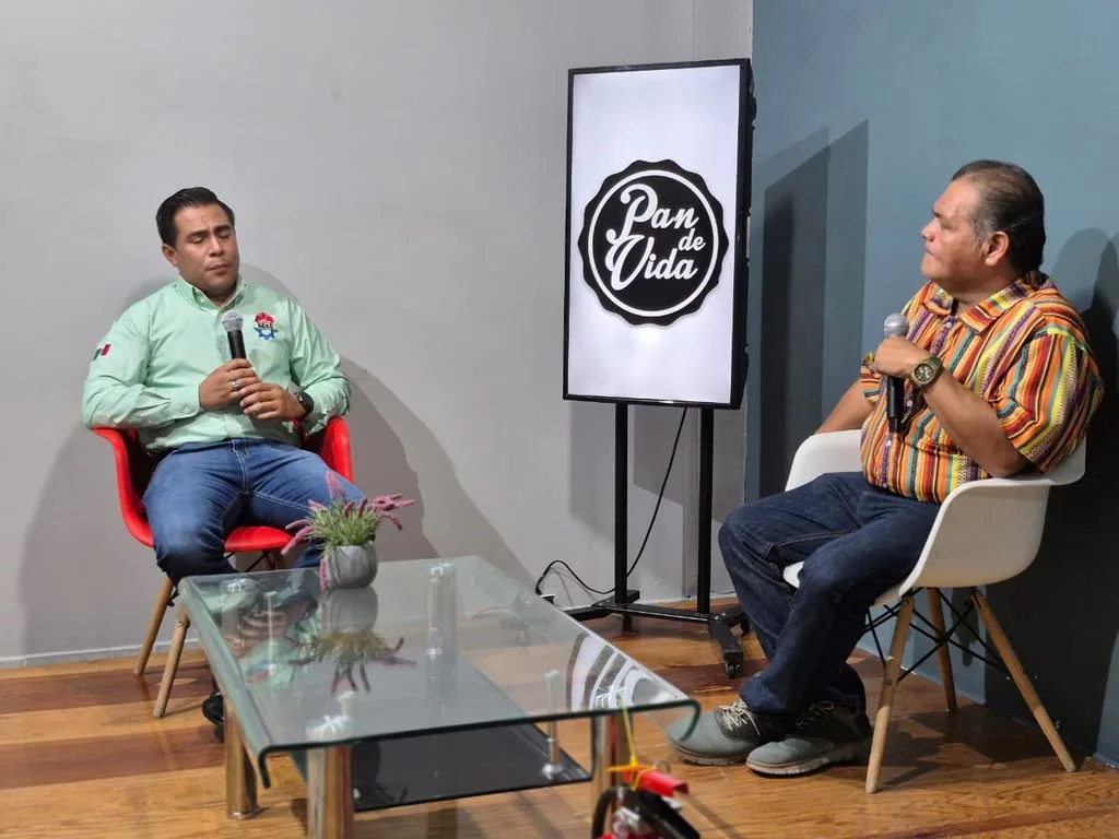 Aca entre Dos entrevista con el Dr. Genaro Gómez