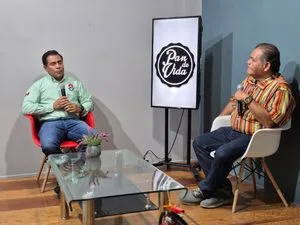 Aca entre Dos entrevista con el Dr. Genaro Gómez