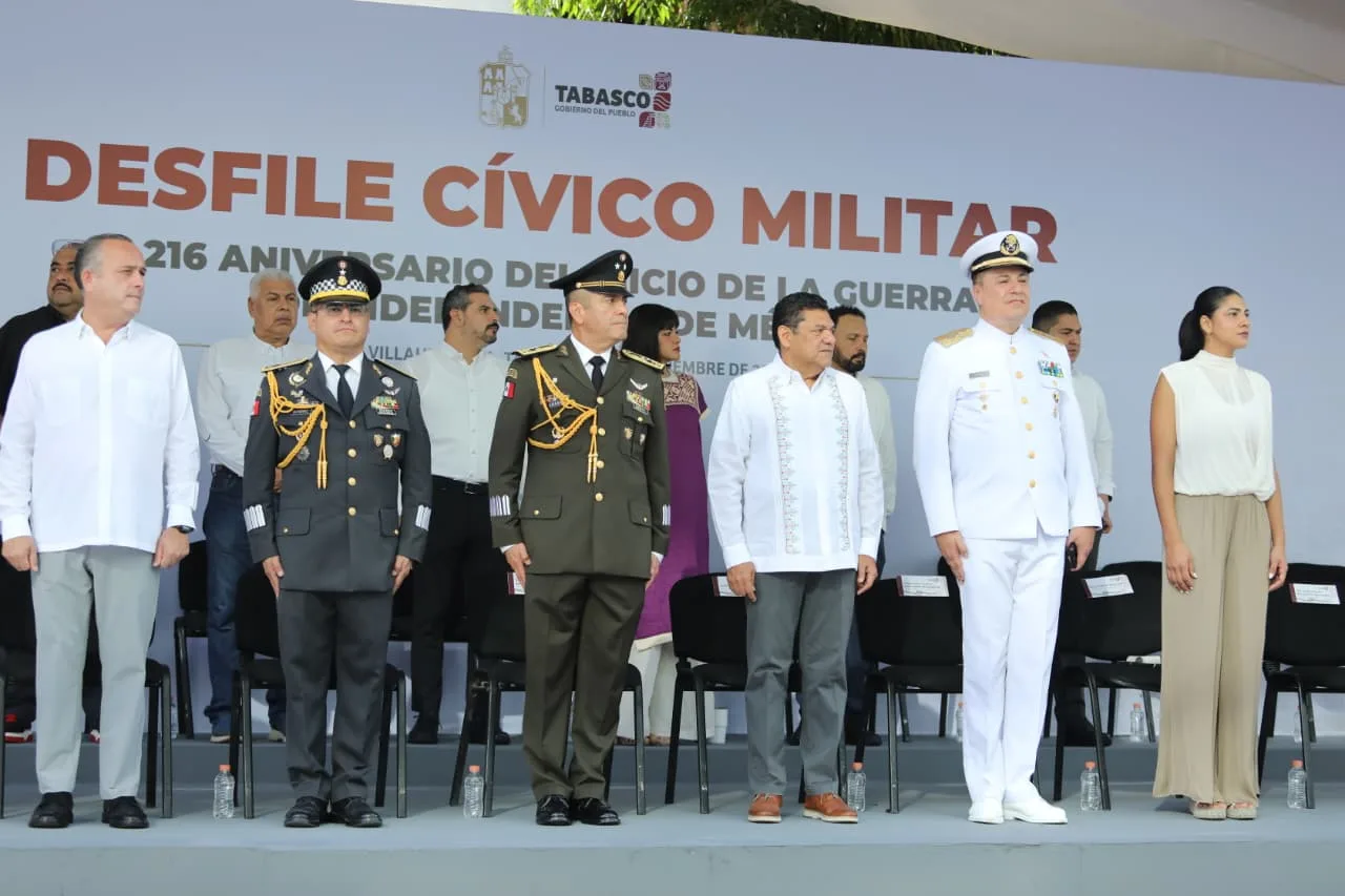 Encabeza Javier May desfile cívico-militar por el 216 aniversario de la Independencia