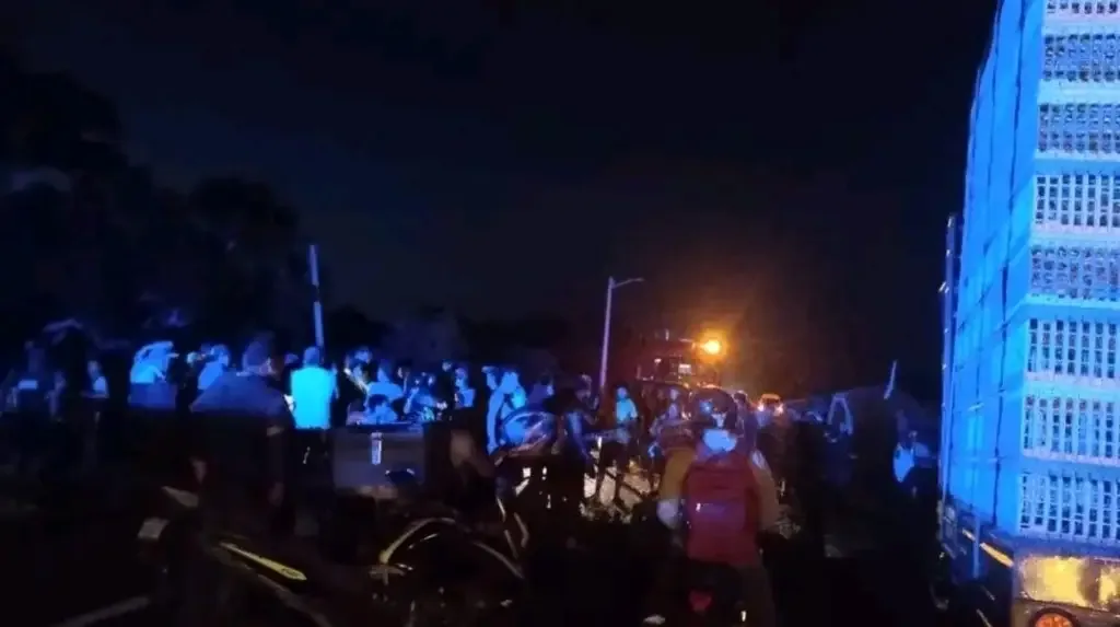 Nuevo bloqueo complica la circulación en la Villahermosa-Frontera