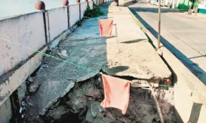 Socavón pone en riesgo tramo del malecón en Jonuta